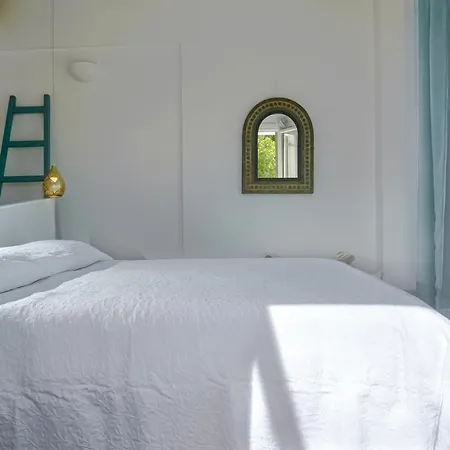 Apeiron Ii By Paxosretreats Oziás